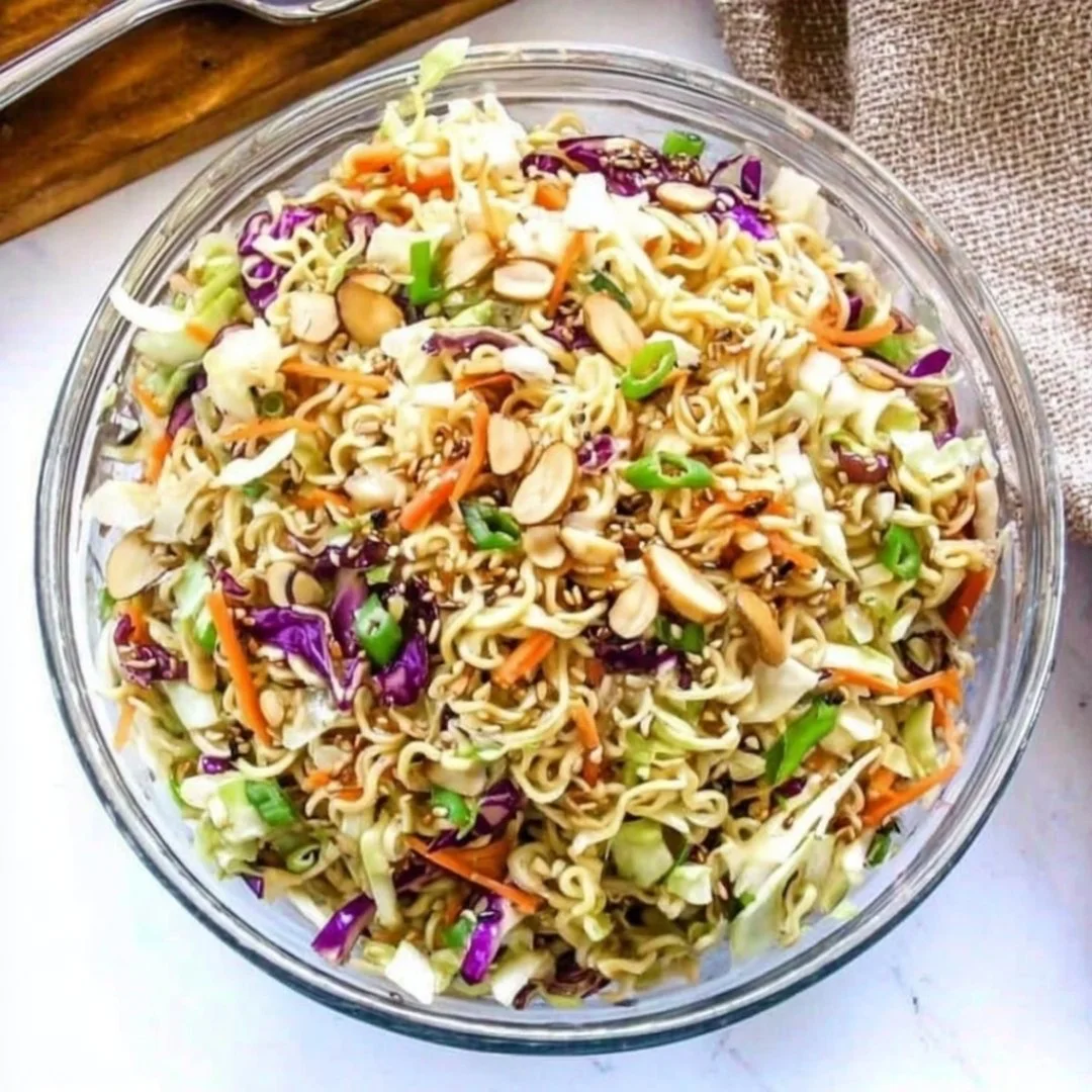 Pioneer Woman's vibrant ramen noodle salad with fresh vegetables and dressing